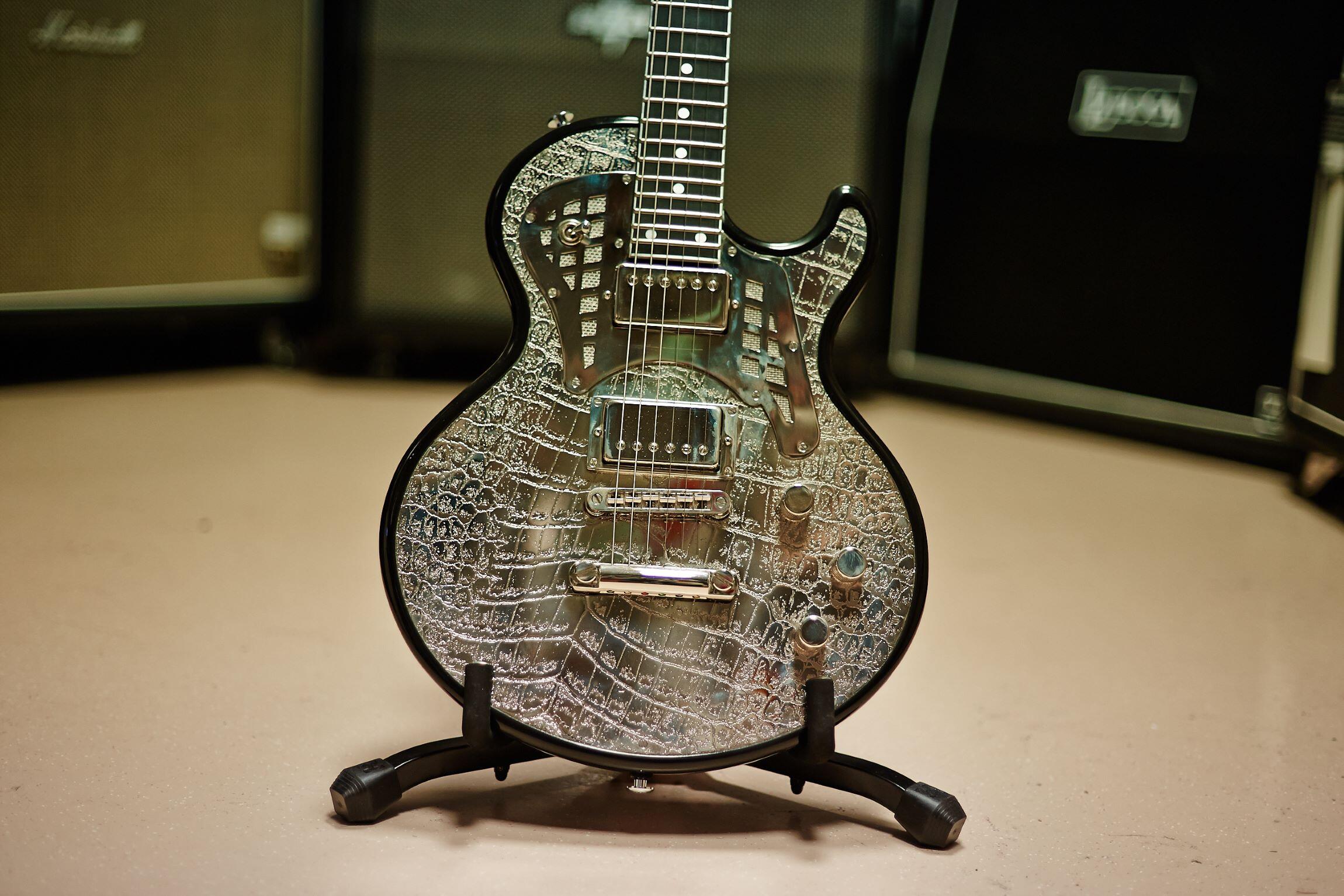 James Trussart Steeltop Table gravée aluminium binding