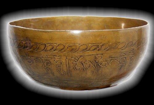 Tibetan Handmade Singing Bowls Set Etching Singing Bowl 16cm / 700g with cushion and bat : photo 1