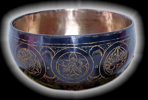 Tibetan Handmade Singing Bowls Set Engraved Singing Bowl  13cm / 500g avec coussin et batte : photo 1