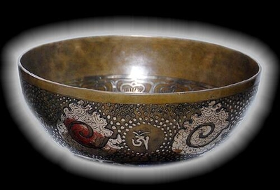 Tibetan Handmade Singing Bowls Set Chrome Figure Singing Bowls 18cm / 900g avec coussin et batte