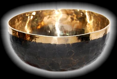 Tibetan Handmade Singing Bowls Set Zen Black Golden Singing Bowls 22cm / 1300g avec coussin et batte