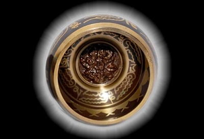 Tibetan Handmade Singing Bowls Set Tibetan Machine Made Etching Five Buddha Singing Bowl 15cm / 1500g avec coussin et batte